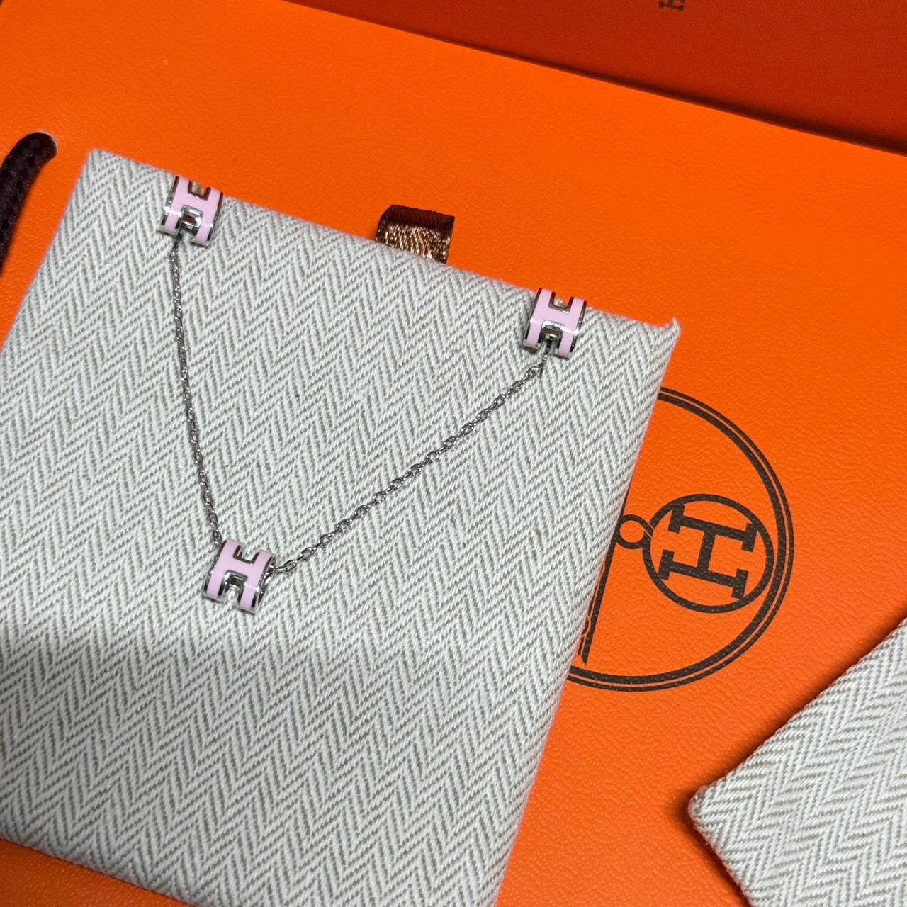 Hermes ❤️‍🔥*
Necklace 🐦‍🔥
Earring🦋
Master quality 💯
With normal boxes 🗃️ 
95 dhs🪙🌨️
With master box 📦 
115 dhs🪙🌨️

Zain216
♥️♥️♥️
