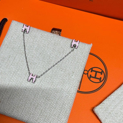 Hermes ❤️‍🔥*
Necklace 🐦‍🔥
Earring🦋
Master quality 💯
With normal boxes 🗃️ 
95 dhs🪙🌨️
With master box 📦 
115 dhs🪙🌨️

Zain216
♥️♥️♥️