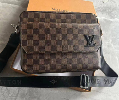 LV - Gucci 
With box 
🎁🎁🎁

95 dhs✅
Size24cm

Zain161
♥️♥️♥️