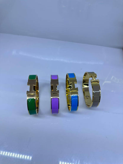 Hermes 🐦‍🔥*
Bangle 
Stainless Steel 💯
With black boxes 📦 
20 dhs🪙🌨️
With same box 🗃️ 
30 dhs🪙🌨️

Zain216
♥️♥️♥️