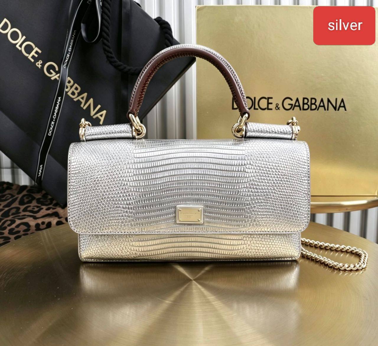 D&G
100 dhs💓
With box
🎁🎁🎁

Size 20cm

Zain26
♥️♥️♥️