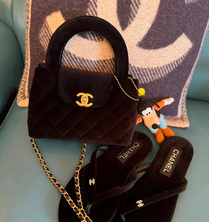 Chanel
100 dhs✅
SIZE：22cm
With the box

Zain35
♥️♥️♥️