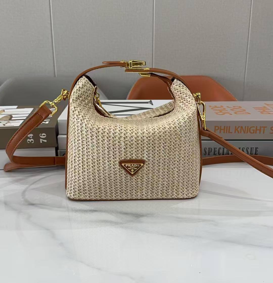 Prada
Best quality

With box’s
🎁🎁🎁

95 dhs❣️
size 21cm

Zain158
♥️♥️♥️