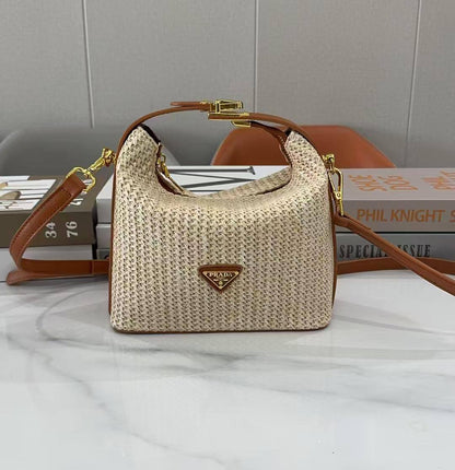 Prada
Best quality

With box’s
🎁🎁🎁

95 dhs❣️
size 21cm

Zain158
♥️♥️♥️