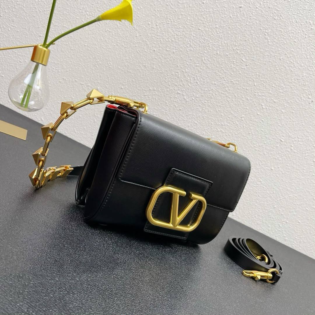VALENTINO 
COPY ONE
200 dhs✅

Zain295
♥️♥️♥️