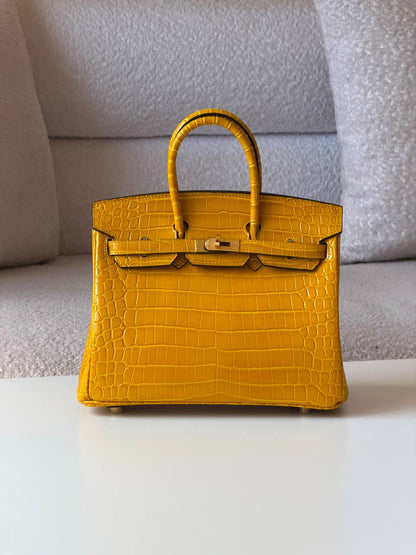 Hermes
Birkin croc 25cm💕master quality😍with box❤️
750 dhs✅

Zain52
♥️♥️♥️