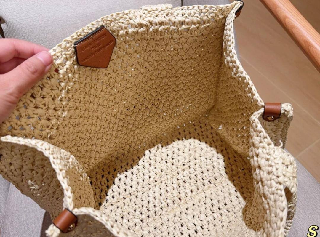 LV 
100 dhs✅
size 34×14×30cm

Zain213
♥️♥️♥️