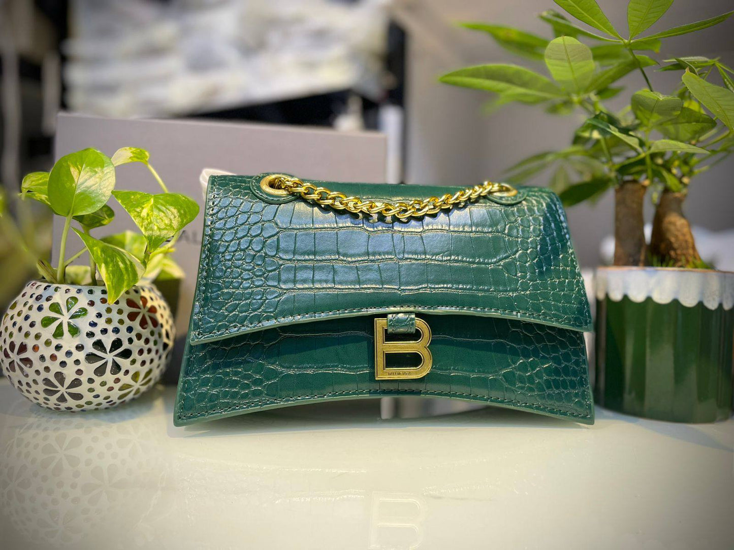 BALENCIAGA 

90 dhs🗽

with box
🎁🎁🎁

Zain90
♥️♥️♥️