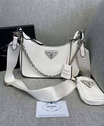 Prada

with box
🎁🎁🎁

100 dhs❤️

Zain143
♥️♥️♥️