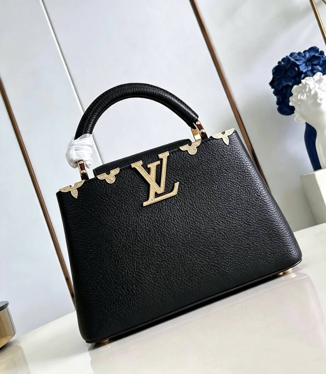 LV NEW CAME HIGH QUALITY WITH BOX 
150 dhs🇦🇪🇦🇪

Zain295
♥️♥️♥️