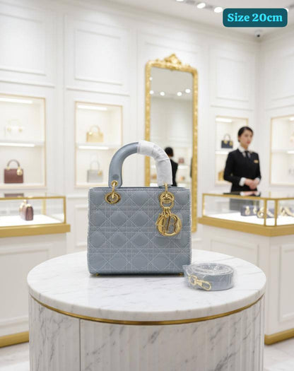 Dior

Best quality

With box’s
🎁🎁🎁

115 dhs💓

size 20cm

Zain158
♥️♥️♥️