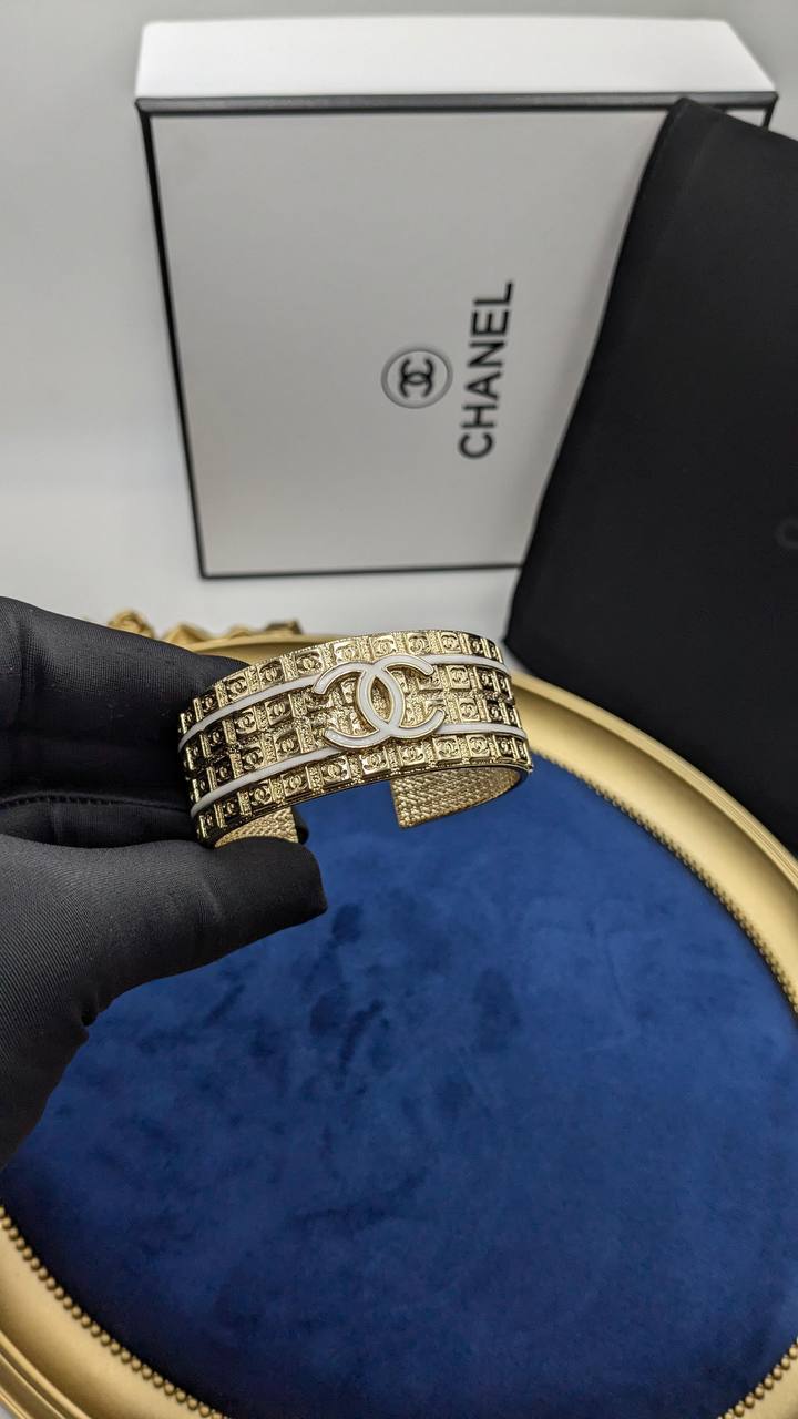 Chanel
*Master Quality* 
*Bracelet*
110 dhs✅ with Normal Box 🎁

Zain210
♥️♥️♥️
