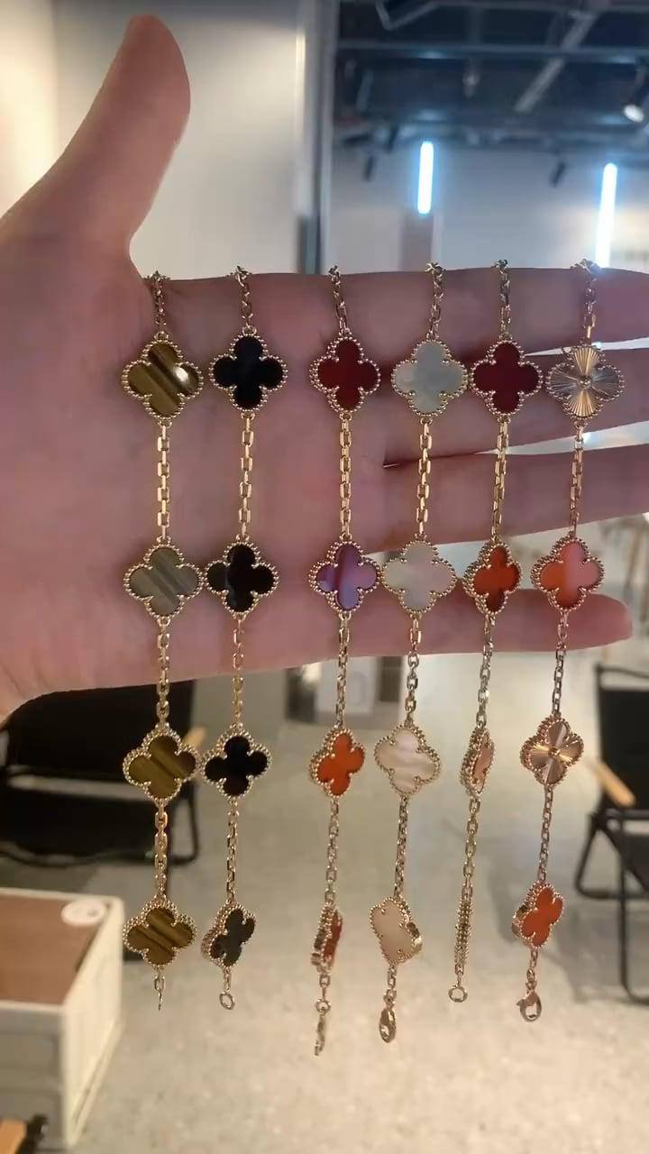 VCA ❤️‍🔥*
Bracelet 🐦‍🔥
Super master quality 💯
With normal boxes 📦 
65 dhs🪙💚
With master box 🗃️ 
110 dhs🪙💚

Zain216
♥️♥️♥️