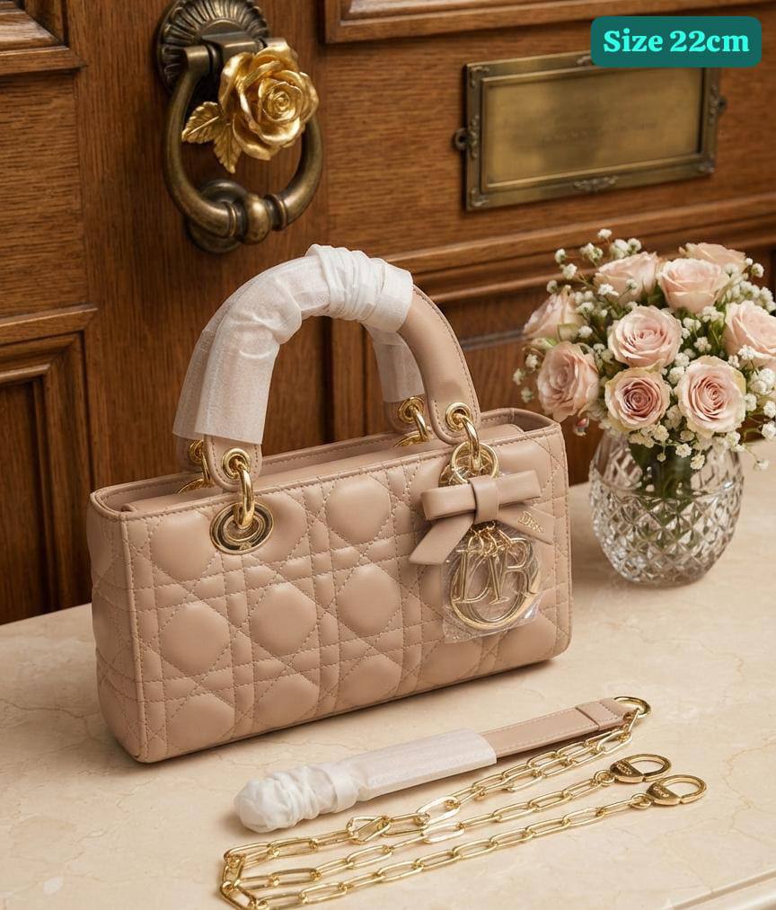 Dior
High quality
With box 
130 dhs🇦🇪🇦🇪

Zain50
♥️♥️♥️
