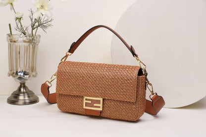 Fendi
85 dhs❣️

with box
🎁🎁🎁

26cm fendi
18cm jacquemus
Two styles

Zain26
♥️♥️♥️