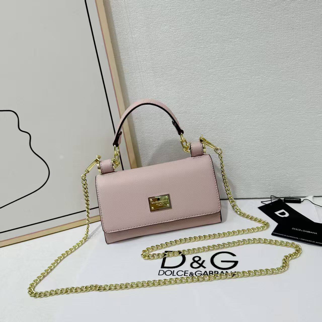 D&G
Best quality with box’s 
95 dhs✅
size 19CM

Zain290
♥️♥️♥️