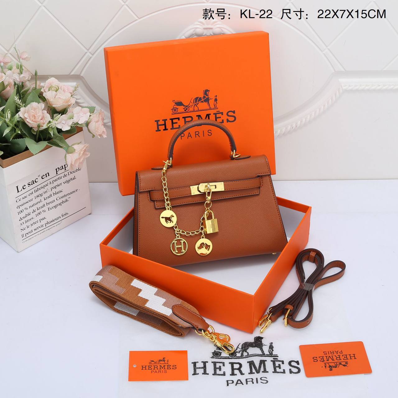 Hermes 

22cm 

90 dhs✅

with box 🎁🎁🎁

2belt with chain

Zain72
♥️♥️♥️