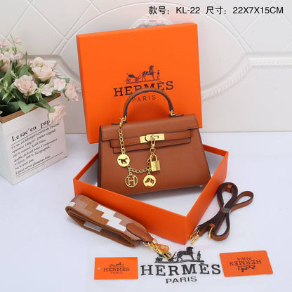 Hermes 

22cm 

90 dhs✅

with box 🎁🎁🎁

2belt with chain

Zain72
♥️♥️♥️