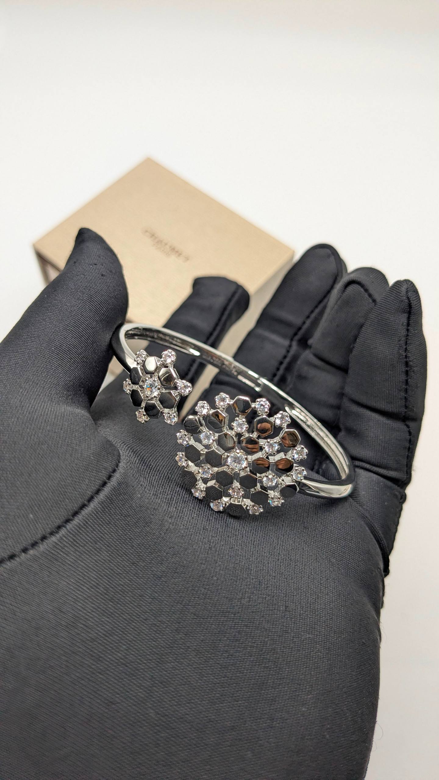 Chaumet
*Master Quality* 
*Bracelet*
110 dhs✅ 
with Normal Box 🎁

Zain210
♥️♥️♥️
