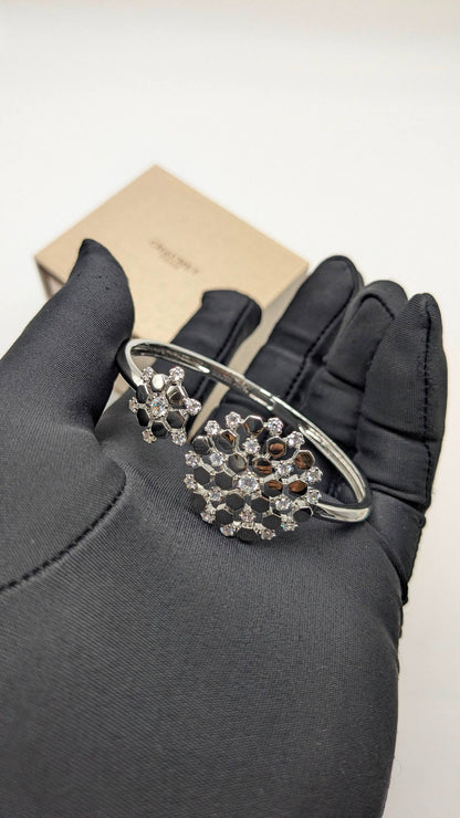 Chaumet
*Master Quality* 
*Bracelet*
110 dhs✅ 
with Normal Box 🎁

Zain210
♥️♥️♥️