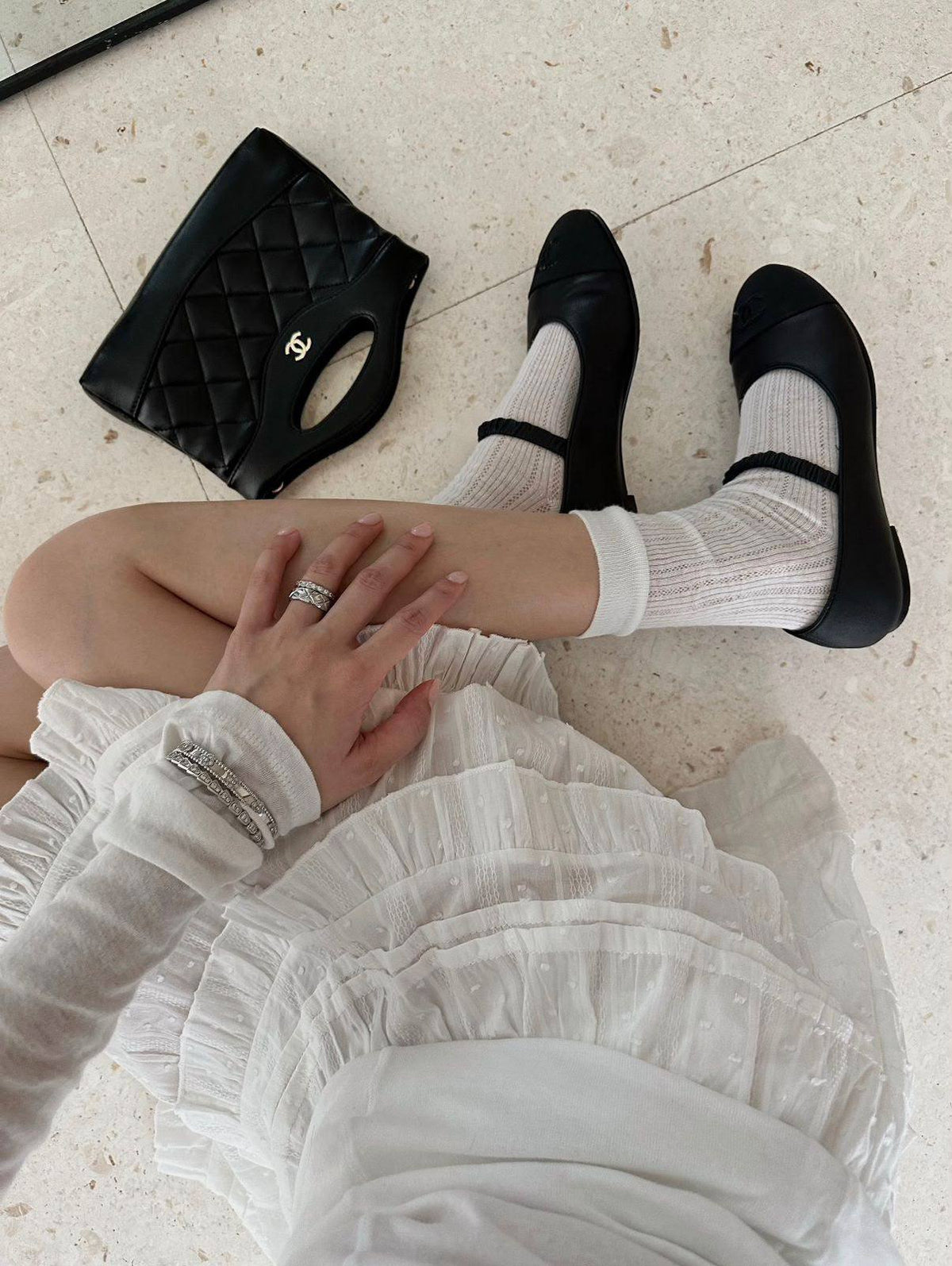 Chanel

95 dhs🇦🇪🇦🇪

size：18cm 
Silver logo 
with box

Zain35
♥️♥️♥️