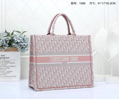 Dior

with box🎁🎁🎁

120 dhs🇦🇪
41cm

Zain143
♥️♥️♥️