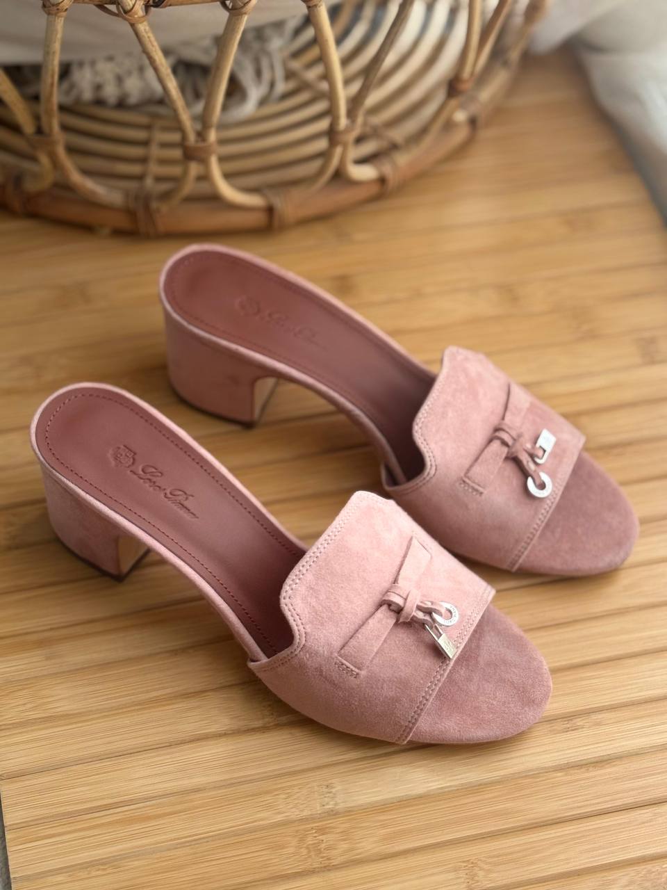 Loro Piana
AAA Quality
𝘀𝗶𝘇𝗲 𝟯𝟲 𝘁𝗼𝗼 𝟰𝟮 
450 dhs💓

Zain303
♥️♥️♥️