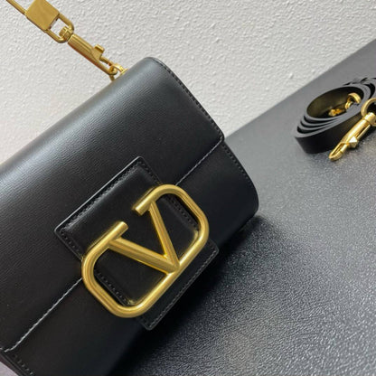 VALENTINO 
COPY ONE
200 dhs✅

Zain295
♥️♥️♥️