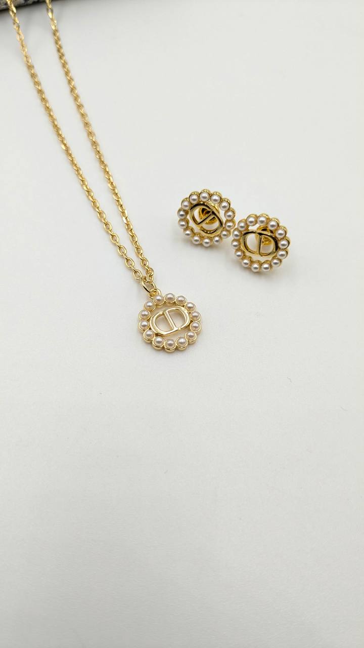 Dior
*Master Quality* 
*Necklace & Earrings*
130 dhs✅ with Normal Box 🎁
140 dhs✅ with Good Box 🎁

Zain210
♥️♥️♥️