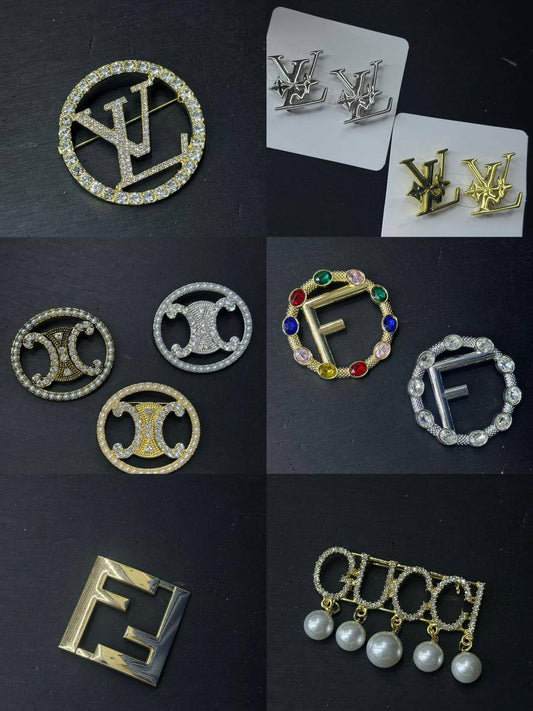 BROOCH Jewelry 🔥*
Non tarnish 💯
good quality 💯
With black boxes 🗃️ 
20 dhs❣️
With normal boxes 📦 
And paper bag🛍️
30 dhs❣️

Zain216
♥️♥️♥️