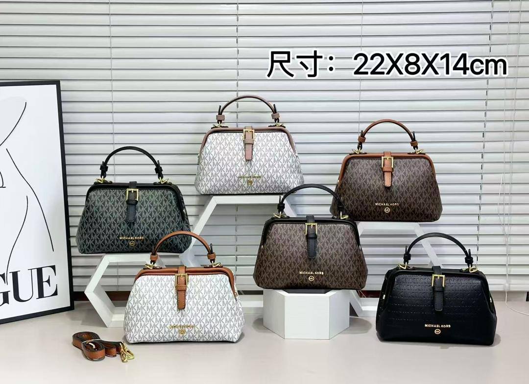MK
90 dhs🪙💕 

with box 
🎁🎁🎁

high quality

Zain26
♥️♥️♥️