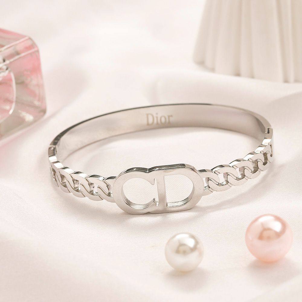 New arrival branded bangle and bracelet 
40 dhs💓

Zain243
♥️♥️♥️