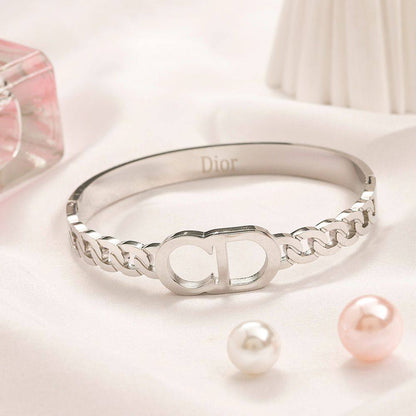 New arrival branded bangle and bracelet 
40 dhs💓

Zain243
♥️♥️♥️