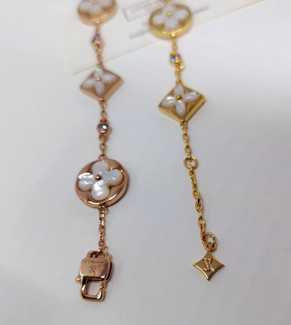 LV set 🦋
Necklace 
Earrings 
Bracelet 
*Master Quality* 💕

*150* AED normal box 📦

Zain48
♥️♥️♥️