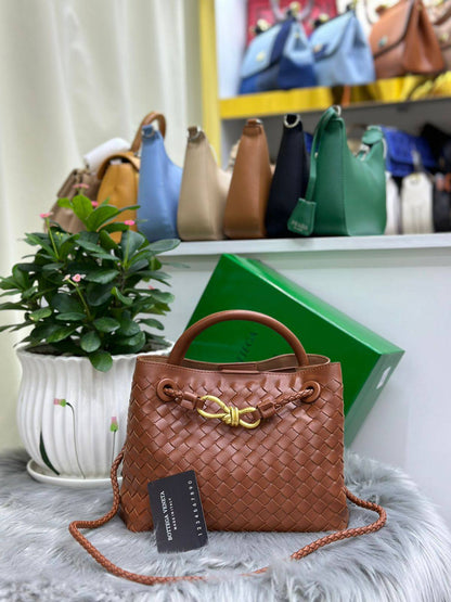 BOTTEGA
SIZE  ………25CM 🥰
115 dhs🪙🌨️

with Box
🎁🎁🎁

Zain244
♥️♥️♥️
