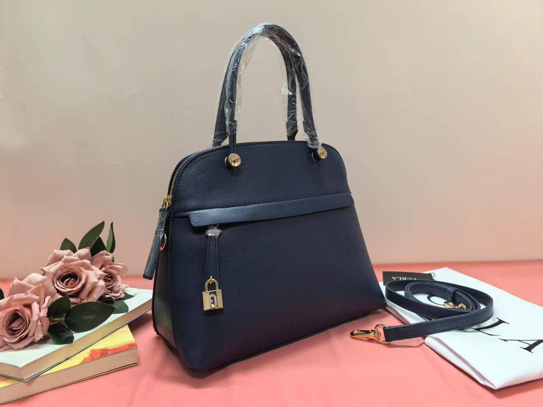 Furla
95 dhs✅
With box
Size25cm

Zain06
♥️♥️♥️