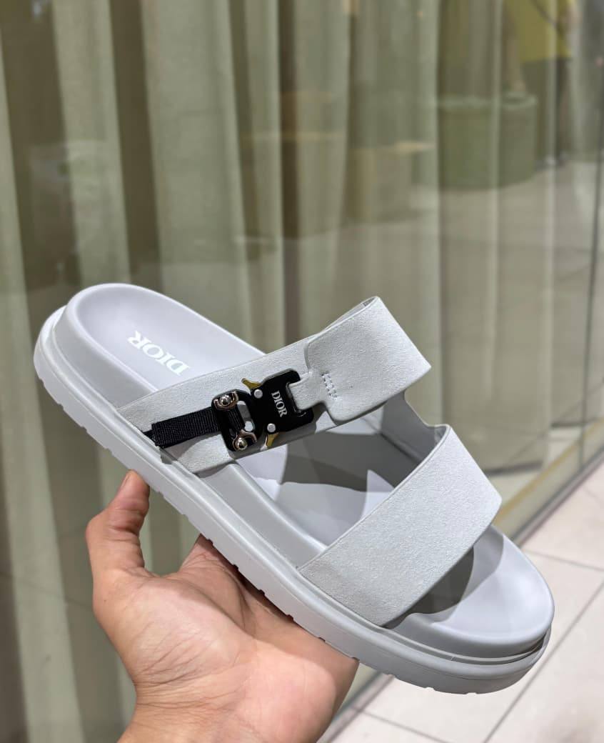 Dior Mens Slipper
Size:39 to 45
120 dhs✅

Zain241
♥️♥️♥️
