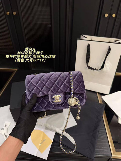 Chanel

With box  
🎁🎁🎁

Size 20cm

230 dhs❤️

Zain189
♥️♥️♥️