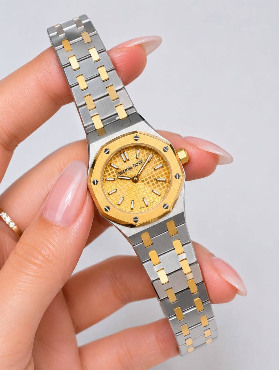 Ap watch for ladies 
good quality 
310 dhs✅
 (size 23mm )

Zain59
♥️♥️♥️