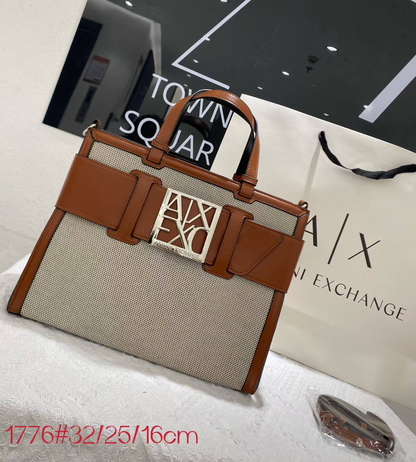 Armani Exchange
good quality
130 dhs🗽

Zain200
♥️♥️♥️