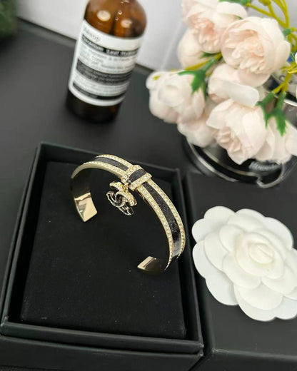 Chanel
Master Bangle
90 dhs🪙

Zain89
♥️♥️♥️
