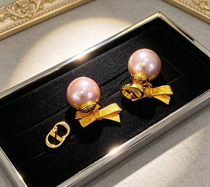 Dior Set
Necklace 
Earrings 
Bracelet 
*Master quality* 💎

*160* AED normal box 📦

Zain48
♥️♥️♥️