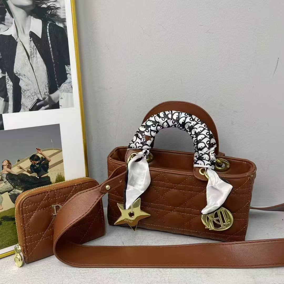 Dior
75 dhs💓

Zain232
♥️♥️♥️