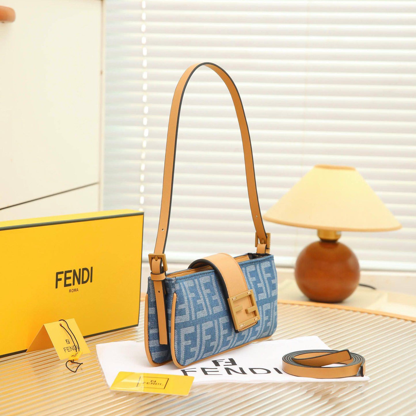 FENDI 
 GOOD QUALITY 
WITH BOX 
95 dhs✅

Zain295
♥️♥️♥️
