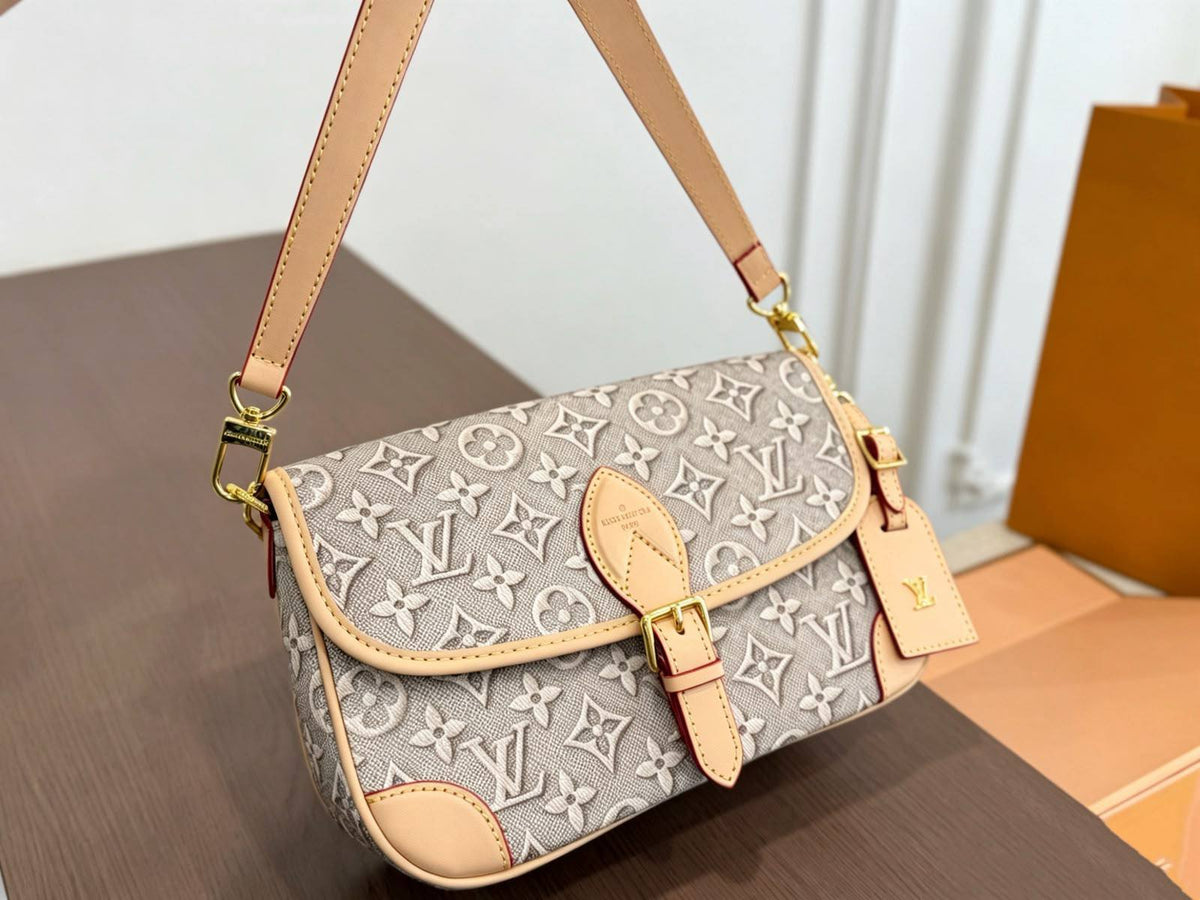 LOUIS VUITTON 

NEW DESIGN 

MASTER QUALITY 

WITH BOX 
255 dhs🇦🇪🇦🇪


SIZE: 25cm
🅱️🅰️0️⃣0️⃣9️⃣

Zain39
♥️♥️♥️