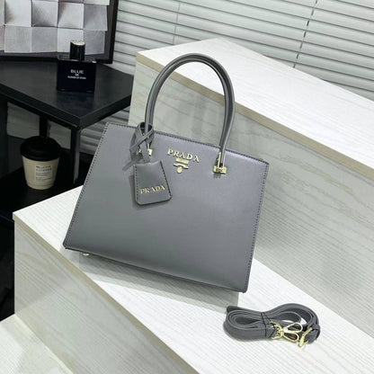 PRADA

best quality 
without box

95 dhs🇦🇪🇦🇪

size 27CM
Zain290
♥️♥️♥️