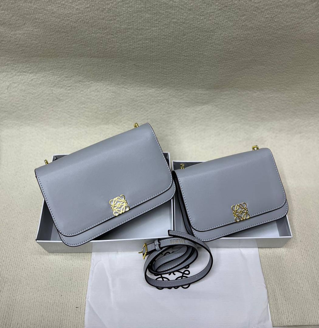Loewe 

SMALL 20cm
95 dhs🇦🇪


BIG  24cm
100 dhs🇦🇪

with box

Zain213
♥️♥️♥️