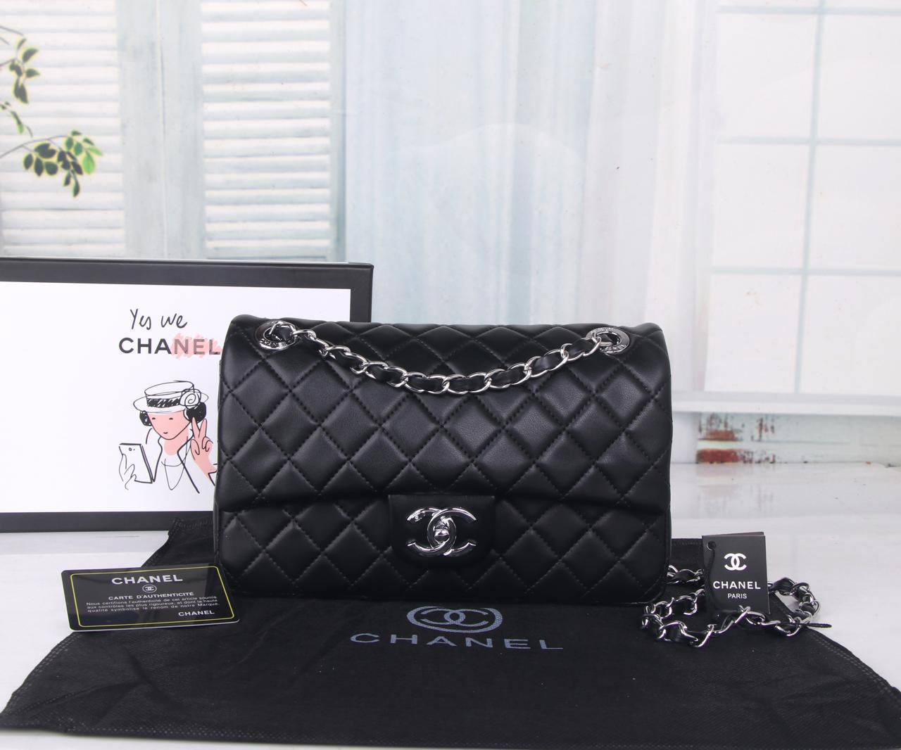 CHANEL 

NEW CAME GOOD QUALITY 
WITH BOX 
🎁🎁🎁

120 dhs👑
Size:25cm

Zain39
♥️♥️♥️