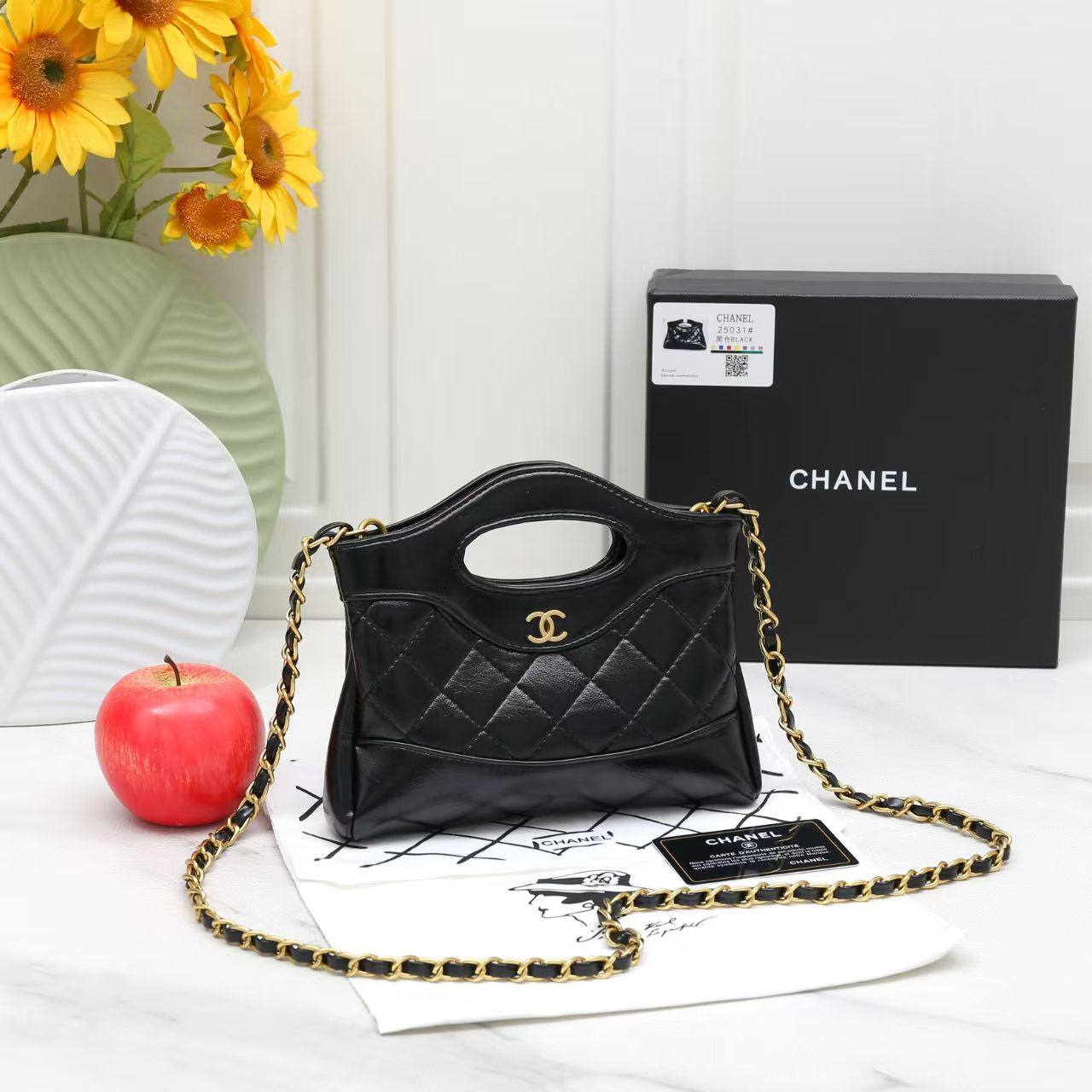 CHANEL 31 ɴᴀɴᴏ
ᴍɪɴɪ sʜᴏᴘᴘɪɴɢ ʙᴀɢ
ǫᴜɪʟᴛᴇᴅ ʟᴇᴀᴛʜᴇʀ
ɢᴏʟᴅ ʜᴀʀᴡᴀʀᴇ
sɪᴢᴇ : 20 cm

ᴡɪᴛʜ BOX
🎁🎁🎁

90 dhs🪙🌺

Zain31
♥️♥️♥️