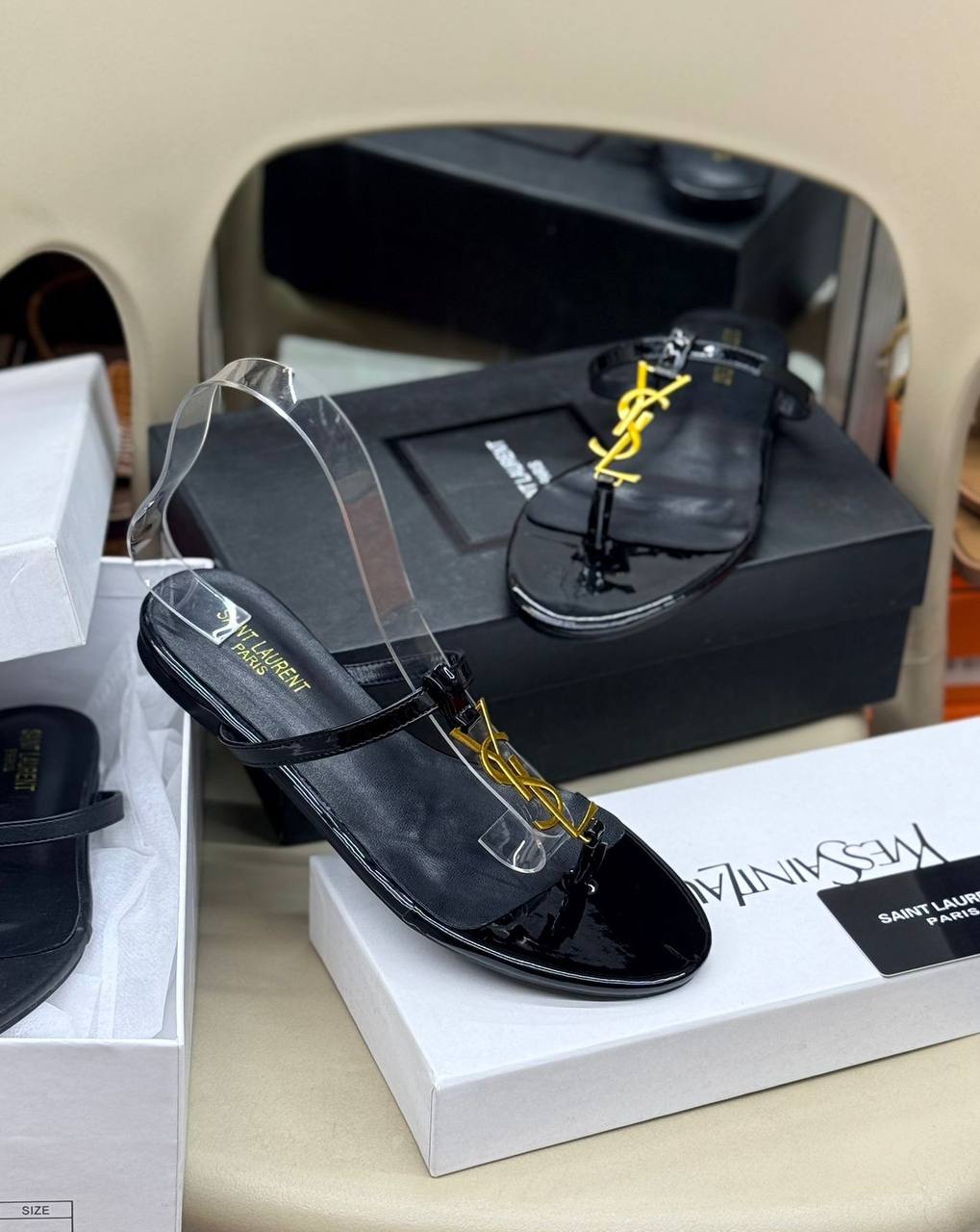 Ysl flat

Offffferrrrrrrrr.  🧨🧨🧨

60 dhs✅

Size 36 to 41.

Zain80
♥️♥️♥️